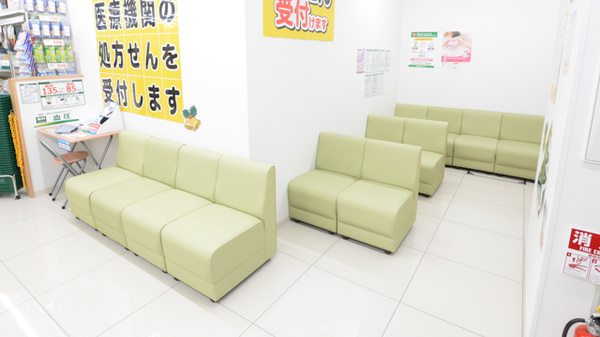 スギ薬局 池袋平和通り店の待合スペース