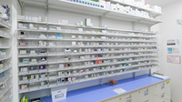 スギ薬局 池袋平和通り店の薬棚