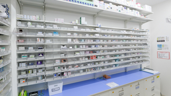 スギ薬局 池袋平和通り店の薬棚