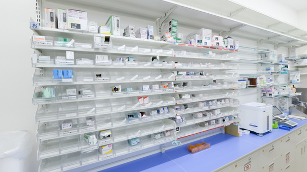 スギ薬局 町田駅前通り店の薬棚