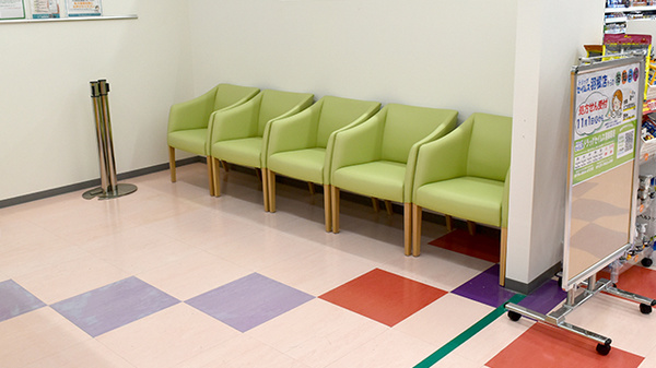 ドラッグセイムス羽根薬局の待合スペース