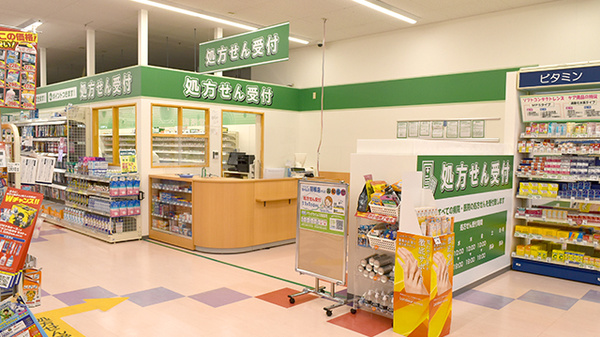 ドラッグセイムス羽根薬局の入口