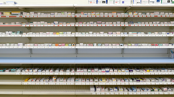 ドラッグセイムス羽根薬局の薬棚