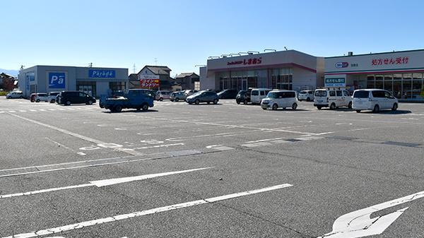 ドラッグセイムス羽根薬局の駐車場