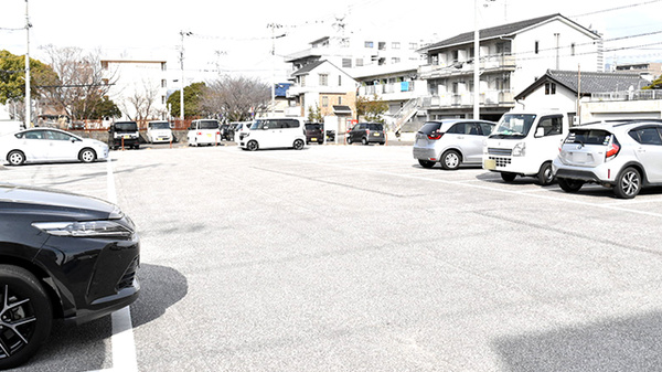 ドラッグセイムス潮江薬局の駐車場
