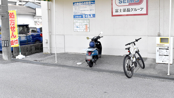 ドラッグセイムス潮江薬局の駐輪場