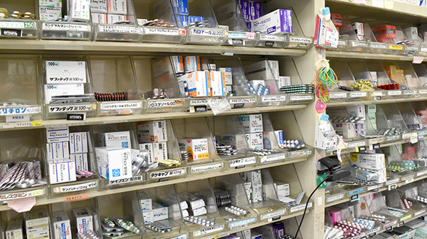 あおば薬局　山北店の薬棚
