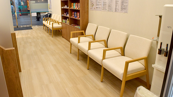 康仁薬局　ソシオ紙屋町店の待合スペース