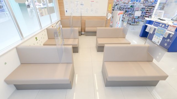 ウォンツ八木薬局の待合スペース