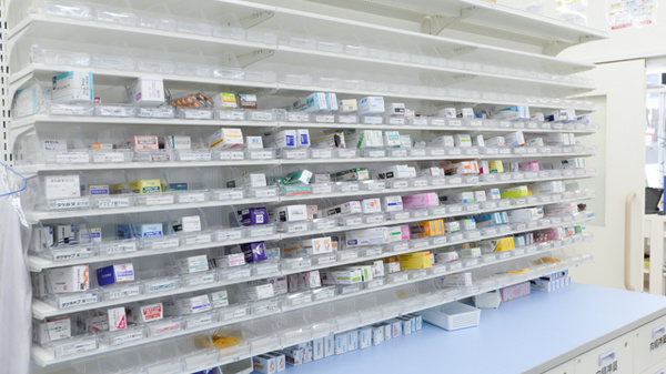 ウォンツ八木薬局の薬棚