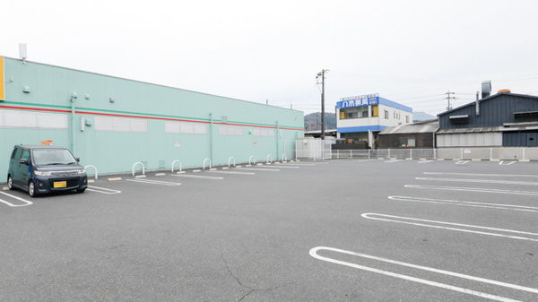 ウォンツ八木薬局の駐車場