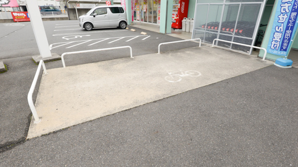 ウォンツ八木薬局の駐輪場