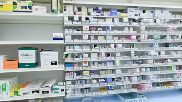 ウォンツ岩国中津薬局の薬棚