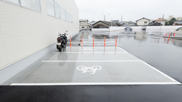 ウォンツ岩国中津薬局の駐輪場