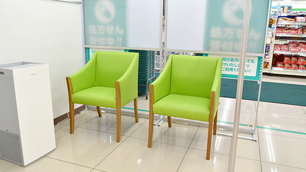 ドラッグセイムス大袋西口薬局の待合スペース
