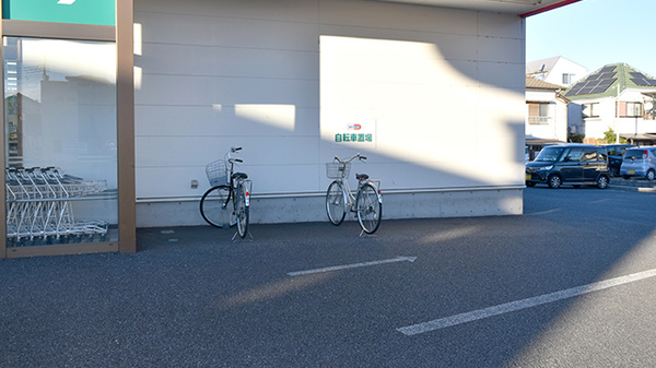 ドラッグセイムス大袋西口薬局の駐輪場