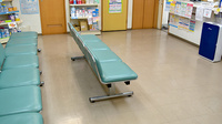 タカサキ薬局年金前店の待合スペース