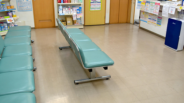 タカサキ薬局年金前店の待合スペース