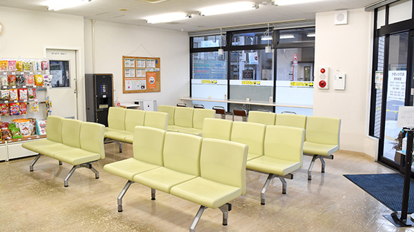 たんぽぽ薬局　神田町店の待合スペース