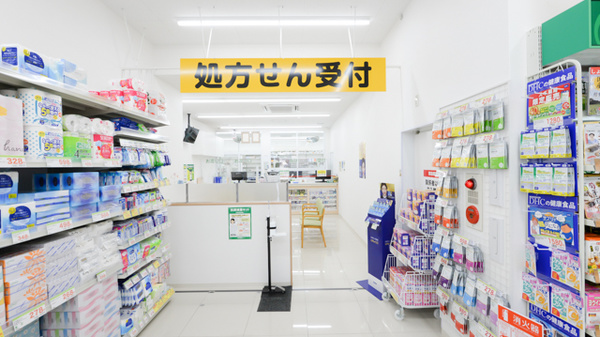 スギ薬局 西三国店の入口