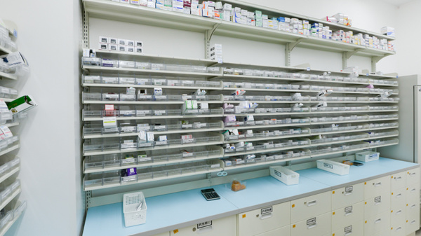 スギ薬局 西三国店の薬棚