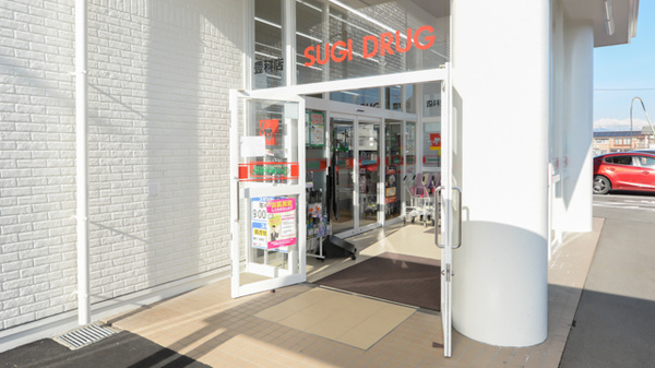 スギ薬局 豊科店の入口