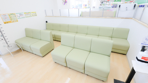 スギ薬局 豊科店の待合スペース