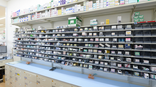 スギ薬局 豊科店の薬棚