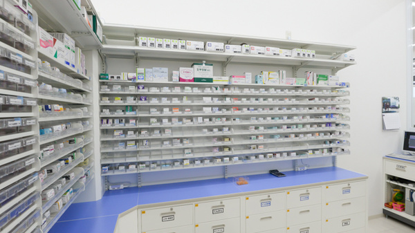 スギ薬局 前橋朝倉店の薬棚