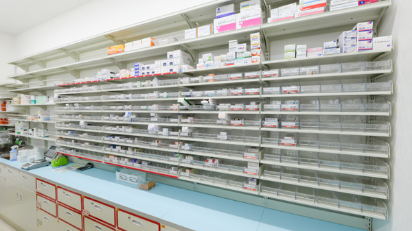 スギ薬局 神戸元町店の薬棚