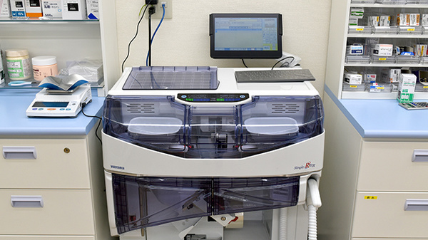 ヤックスドラッグオークビレッジかみす薬局の調剤器具