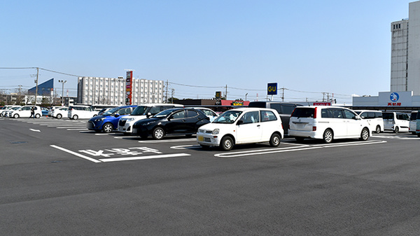 ヤックスドラッグオークビレッジかみす薬局の駐車場