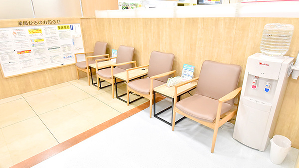 イオン薬局上越店の待合スペース