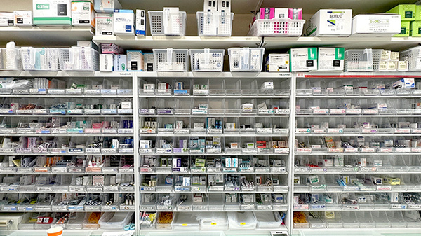 まそら薬局の薬棚
