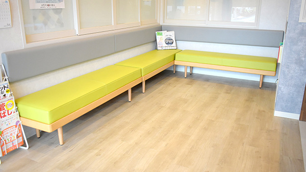 お通り薬局の待合スペース