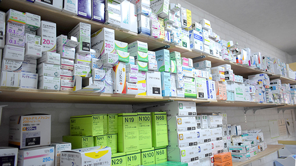 お通り薬局の薬棚