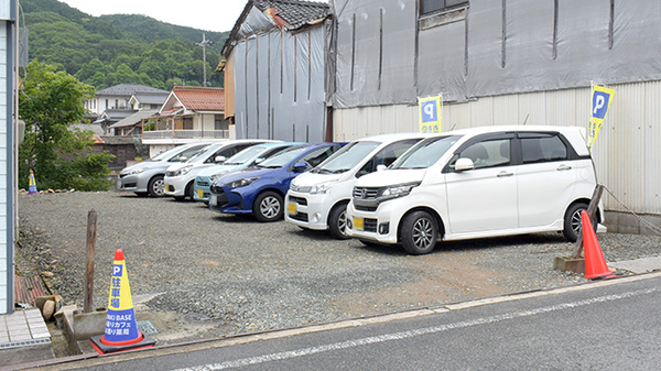 お通り薬局の駐車場