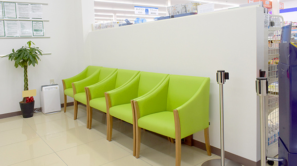 ドラッグストアエース鳥取おうちだに薬局の待合スペース