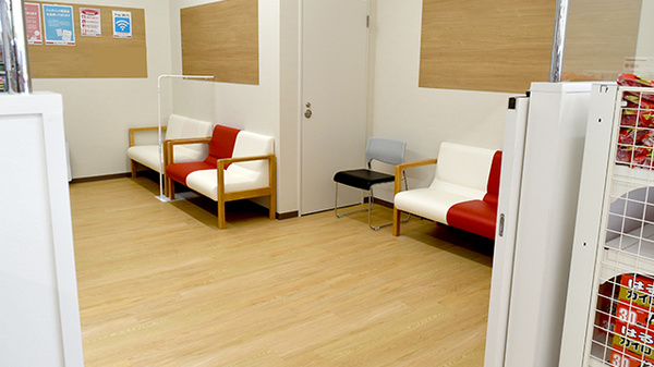 ココカラファイン薬局富士見台店の待合スペース