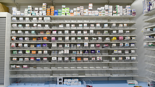 ココカラファイン薬局富士見台店の薬棚