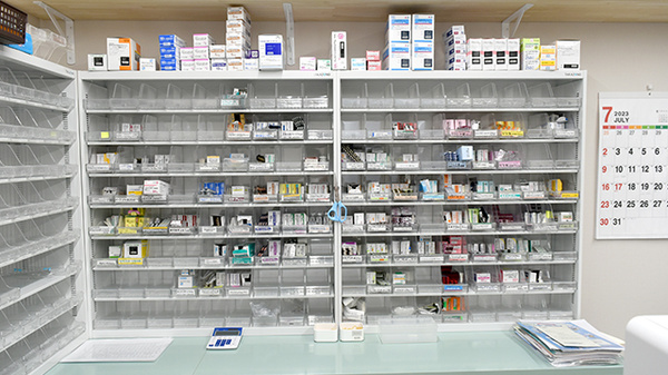 スギひかり薬局　秋吉店の薬棚