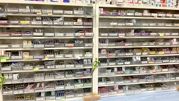 こだま薬局の薬棚