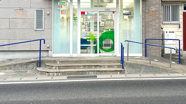 かすみ薬局の入口