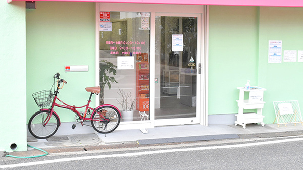 プラム薬局の入口