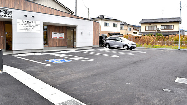 プラチナ薬局　福島店の駐車場