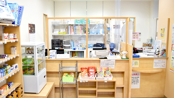 にしとさ薬局の受付/カウンター