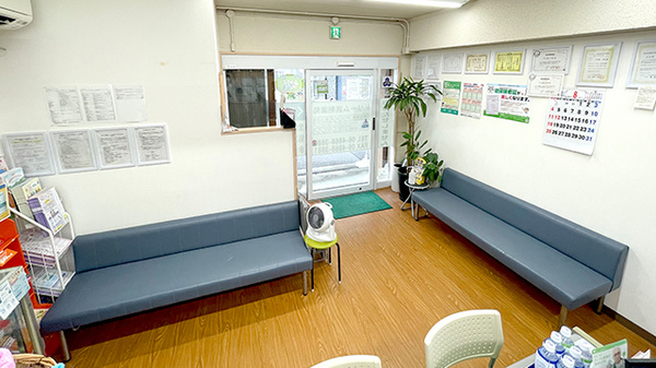 ドリーム調剤薬局の待合スペース