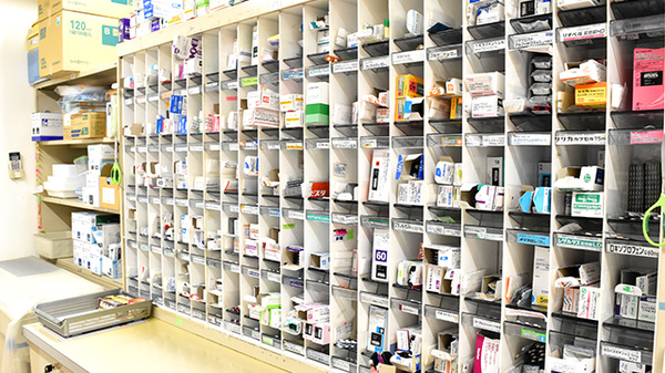 ドリーム調剤薬局の薬棚