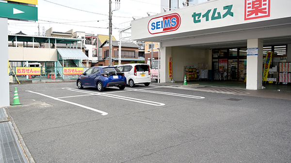 ドラッグセイムス浦和辻薬局の駐車場