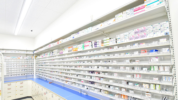 スギ薬局 南越谷店の薬棚